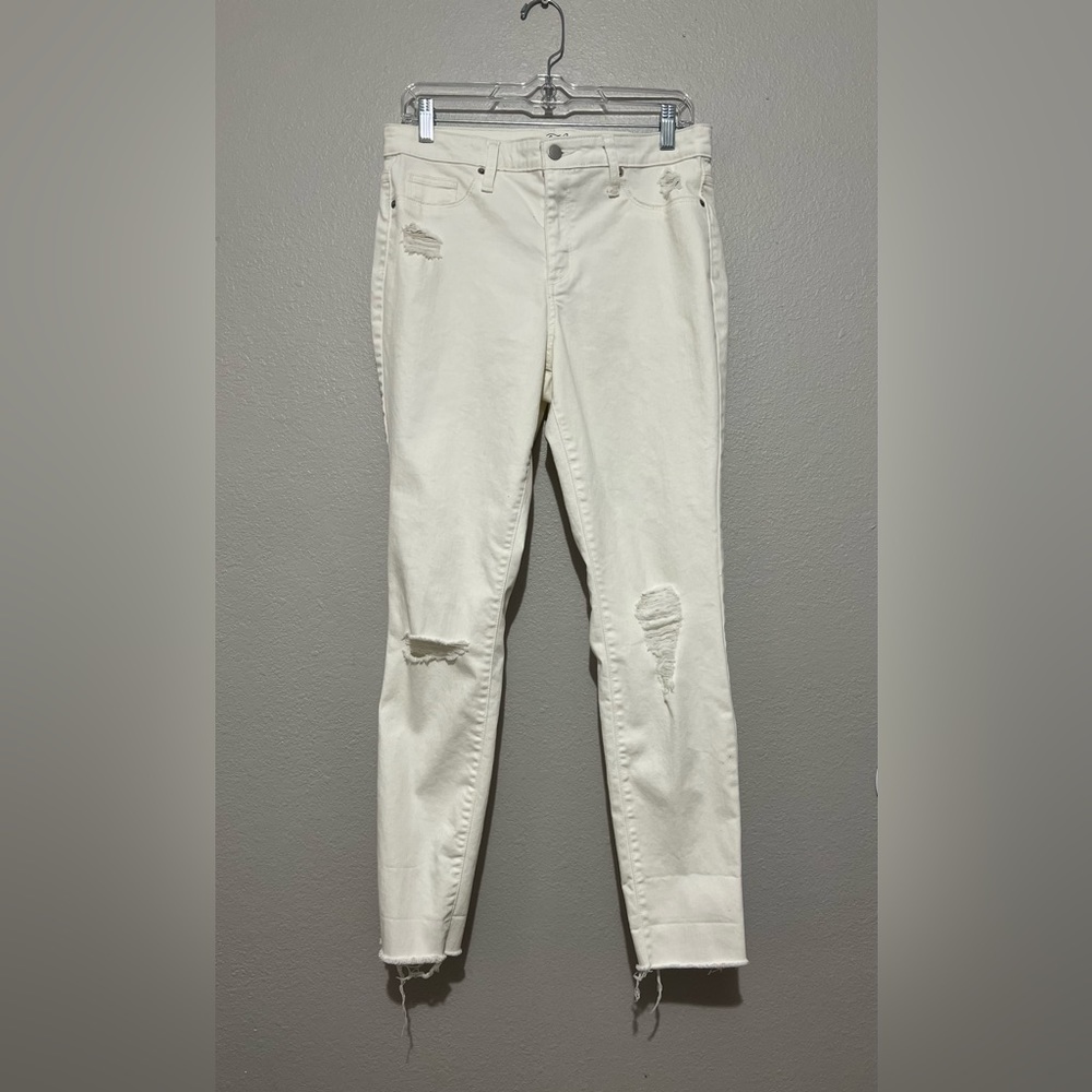 Universal Thread Distressed Jeans - Picture 5 of 5